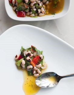 Black-eyed pea salad (Kuru börülce salatasi)