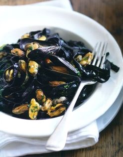 Black fettuccine with mussels, garlic and parsley (Fettucine nere con peoci)