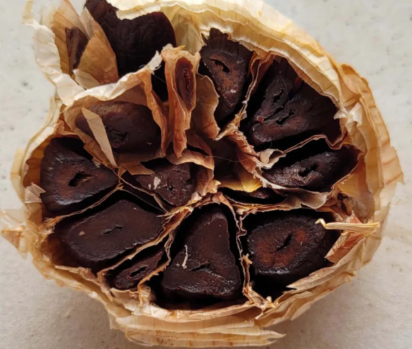 Black garlic (Garlleg du)