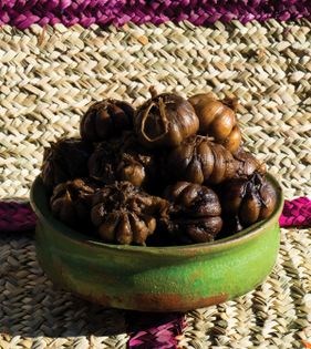 Black garlic pickle (Sir torshi-e shomali)