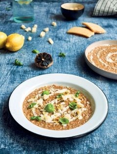 Black garlic risotto with lemon and basil (Risotto all'aglio nero con limone e basilico)
