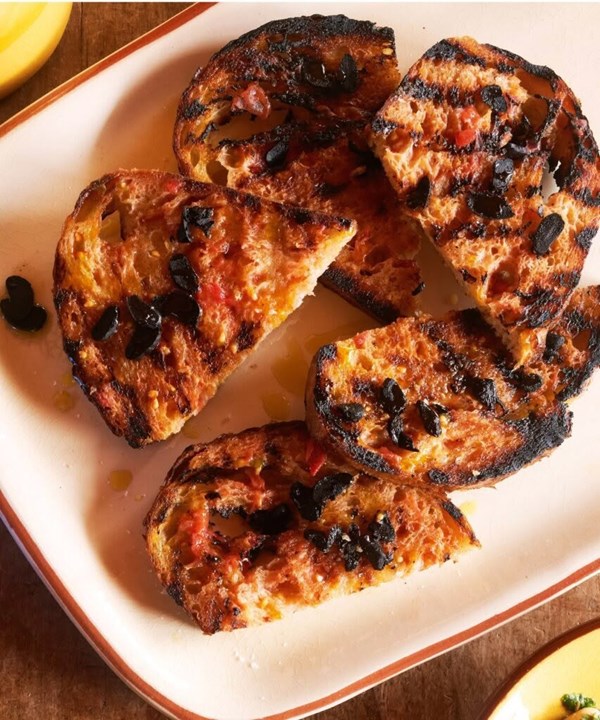 Black garlic tomato bread (Pan con tomate)