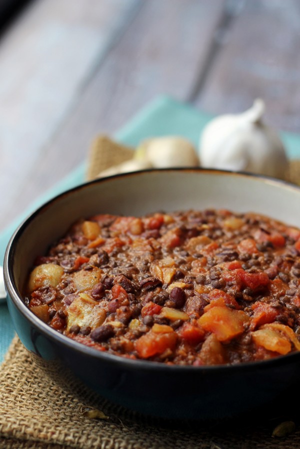 Black lentils with rich tomato sauce (Dal makhani)