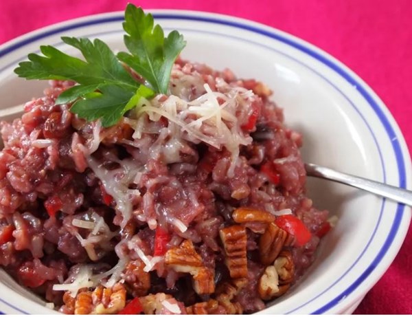 Black olive rice (Arroz al olivar)