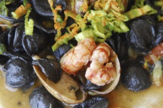Black orecchiette with clams and courgette flowers (Orecchiette nere alle vongole e fiori di zucchina)