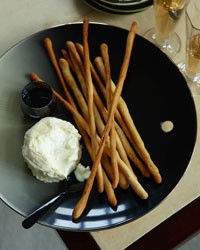 Black-pepper breadsticks