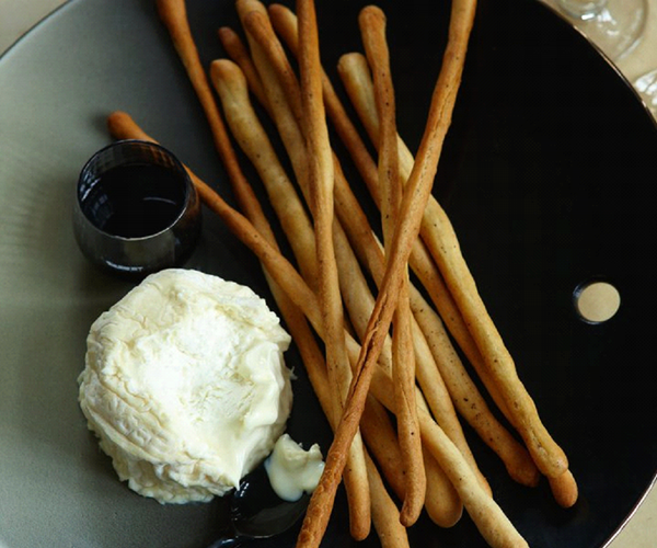 Black-pepper breadsticks