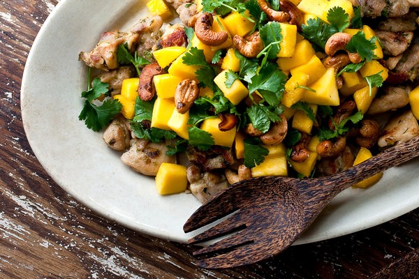 Black pepper chicken thighs with mango, rum and cashews