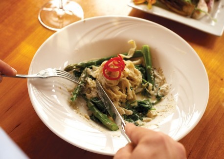 Black pepper fettuccine with Chardonnay sauce and grilled asparagus