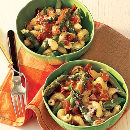 Black pepper pasta salad with prosciutto, asparagus, and Romano