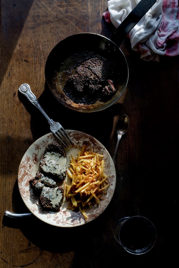 Black peppered filets mignons with Cognac and garlic potato crisps