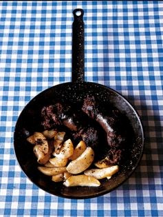 Black pudding with apples and potatoes (Boudin noir aux deux pommes)