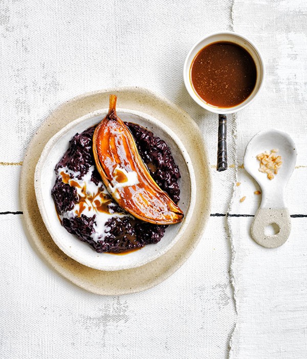 Black rice and coconut pudding with caramel bananas