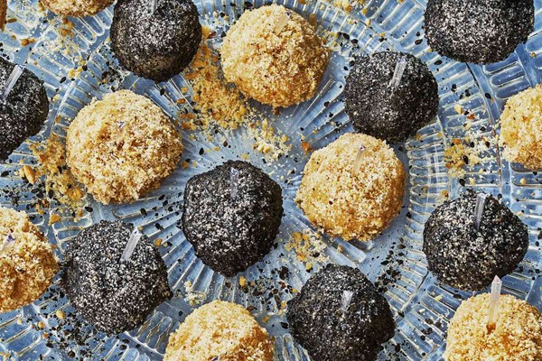 Black sesame and peanut Hakka-style mochi [Vivian Ku]