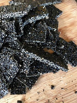 Black sesame candy wafers (Hēi zhīmá táng - 黑芝麻糖)