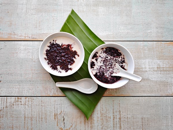 Black sticky rice porridge (Bubur pulut hitam)