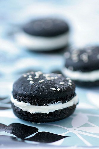Black tie macarons