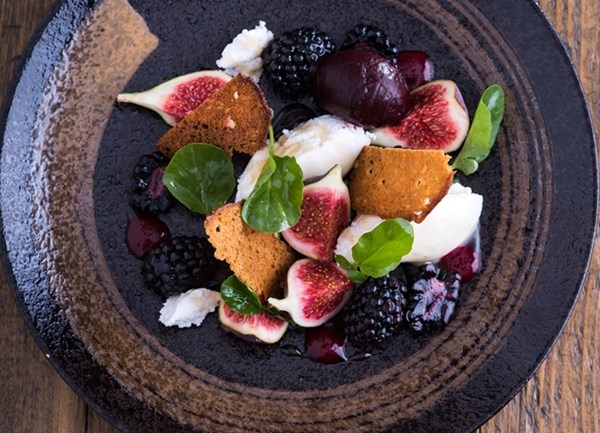 Blackberries, fresh figs, goat's curd and gingerbread