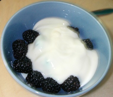 Blackberries with honeyed yogurt