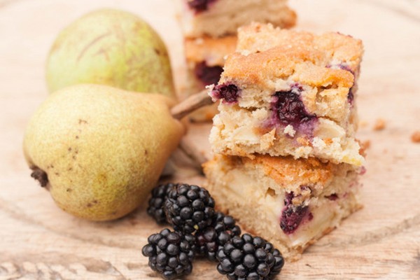 Blackberry & pear traybake
