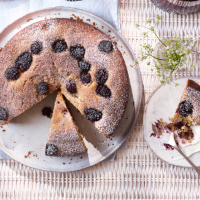 Blackberry, almond and cinnamon cake