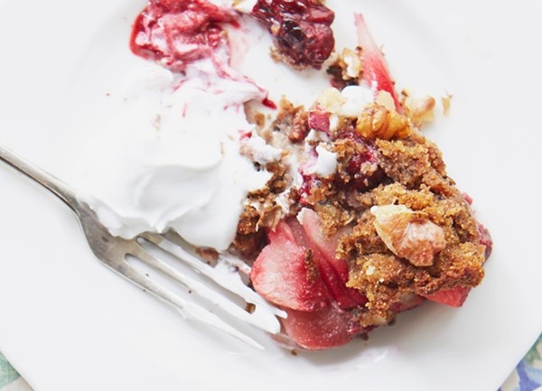 Blackberry and apple cinnamon crumble cake