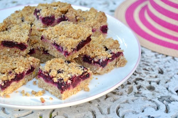 Blackberry and apple crumble bars