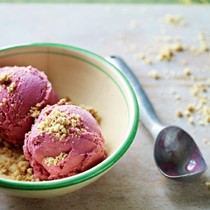 Blackberry and apple ice cream with crumble topping
