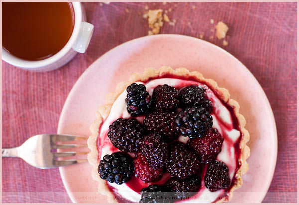 Blackberry and vanilla-flavored mascarpone tarts (Tartelettes mûres et crème mascarpone vanillée)