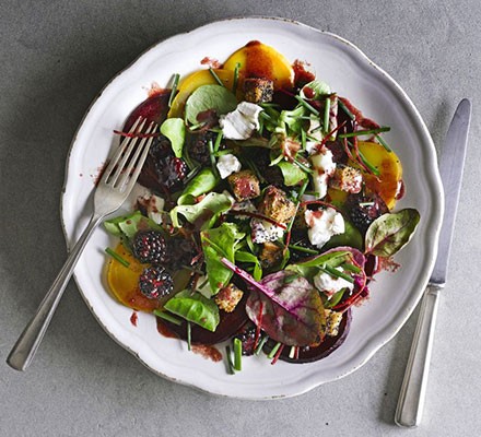 Blackberry, beetroot & goat's cheese salad with poppy seed croutons