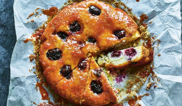 Blackberry cake with membrillo glaze
