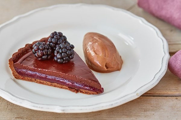  Blackberry chocolate tart with chocolate and cinnamon ice cream