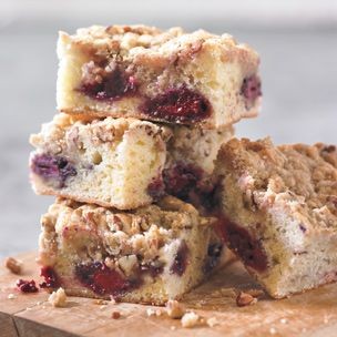 Blackberry coffee cake with pecan streusel