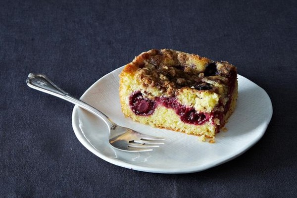 Blackberry cornbread buckle