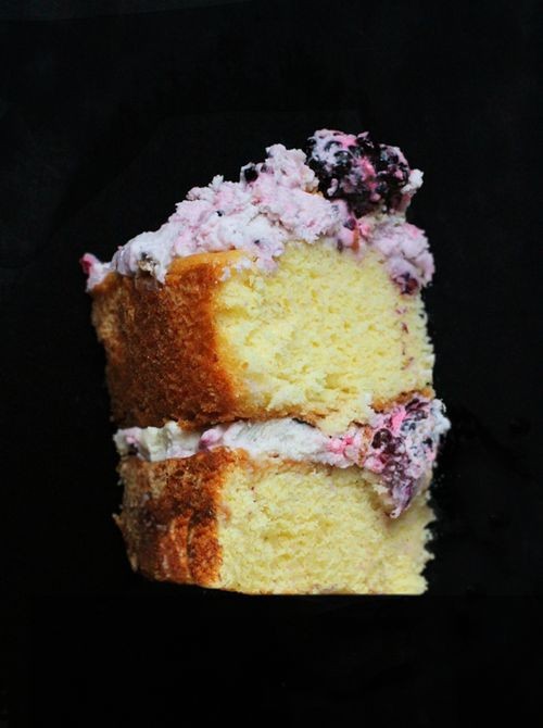 Blackberry-cream layer cake
