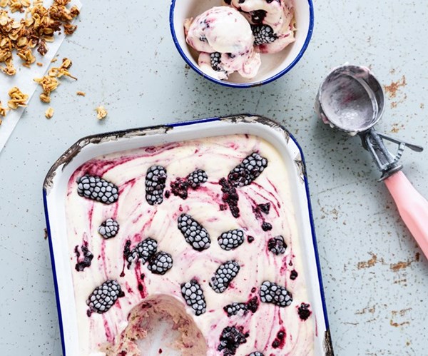 Blackberry crème fraîche ice cream with cinnamon oat crumble