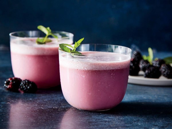 Blackberry gin fizz