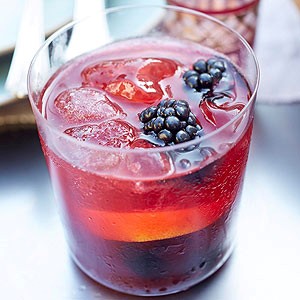 Blackberry gin lemonade