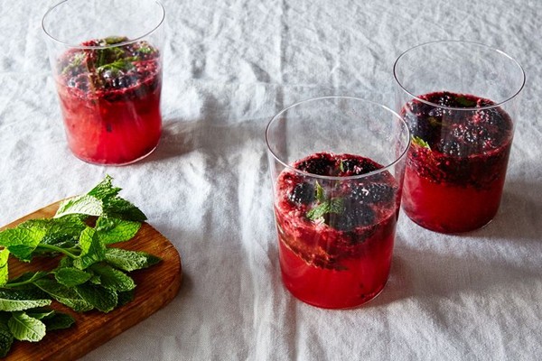 Blackberry ginger ale mojito