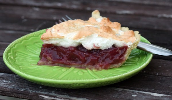Blackberry meringue pie