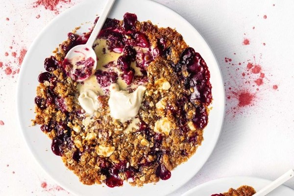 Blackberry, pear & white chocolate crumble
