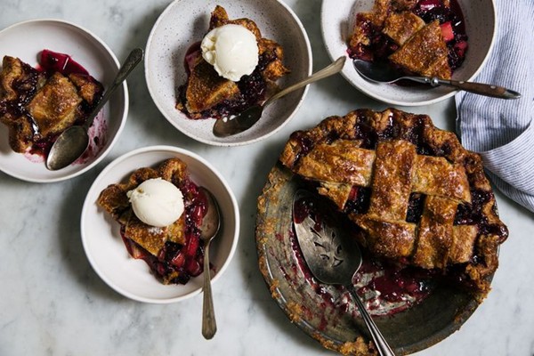 Blackberry rhubarb pie