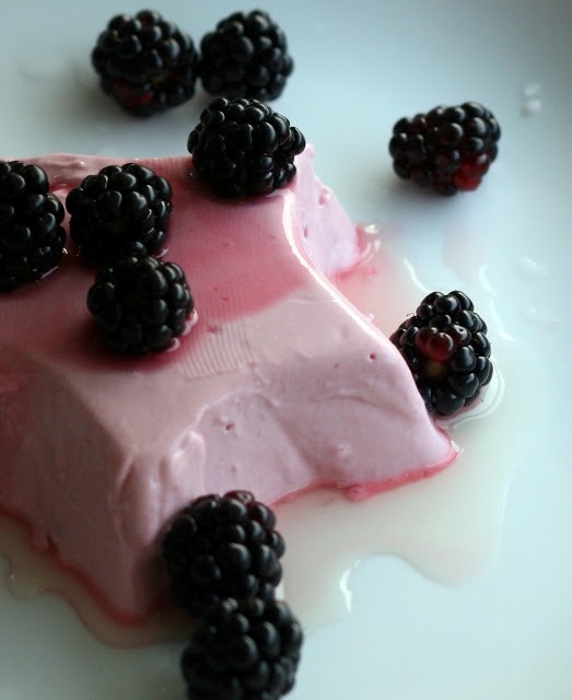 Blackberry-sour cream panna cotta with lemon sauce