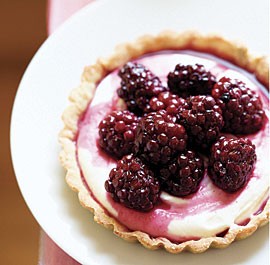 Blackberry tartlets with vanilla-flavored mascarpone cream