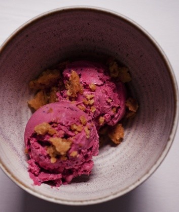 Blackcurrant frozen yoghurt with crumble