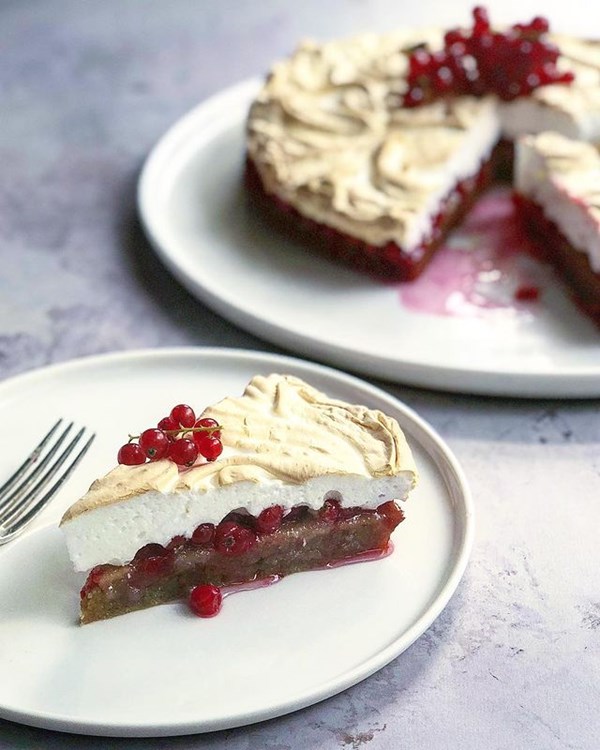 Blackcurrant (or redcurrant) meringue cake