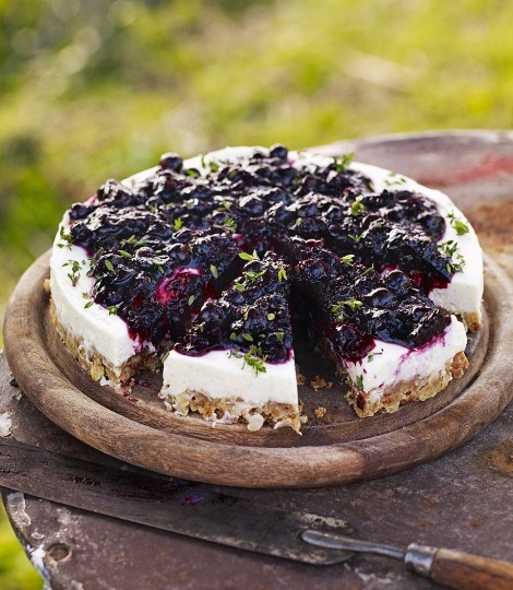 Blackcurrant, thyme and goat's cheese cake