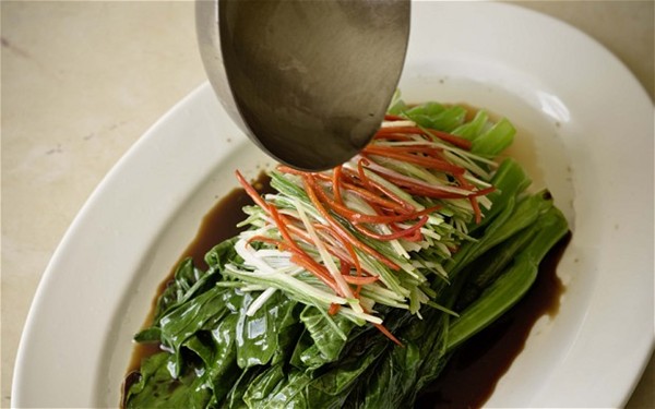 Blanched choy sum with sizzling oil (You lin cai xin)
