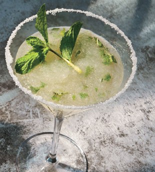 Blended golden mojito