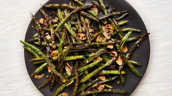 Blistered green beans with garlic